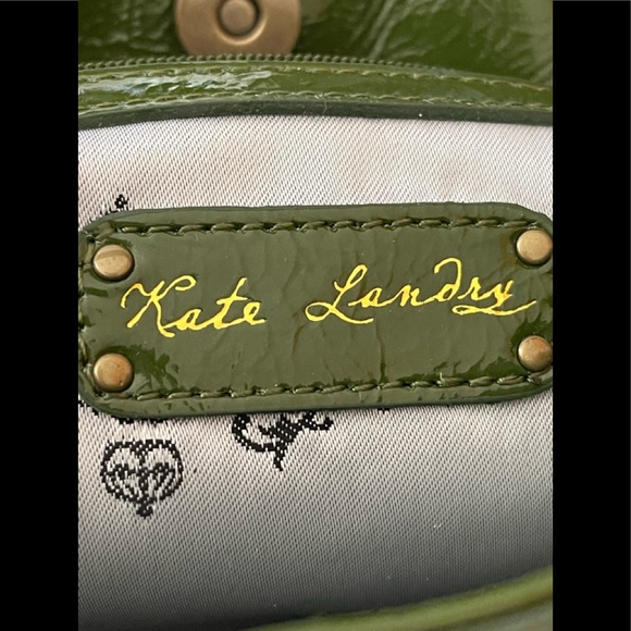 Fun 60’s Vibe Kate Landry Green and Cream Bag with Lots of Pockets - Picture 13 of 15